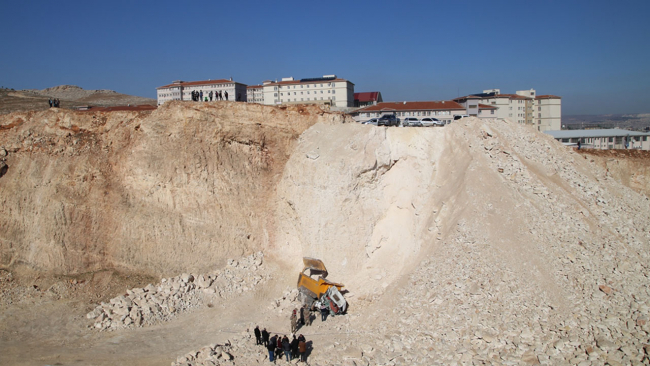 Uçurumdan düşen kamyonun şoförü hayatını kaybetti